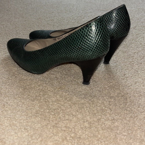 Vintage Salvatore Ferragamo Textured Leather Green Pumps - Picture 2 of 7